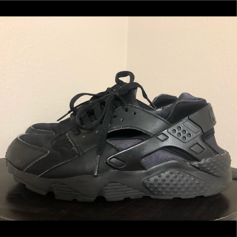 Black Nike Huaraches